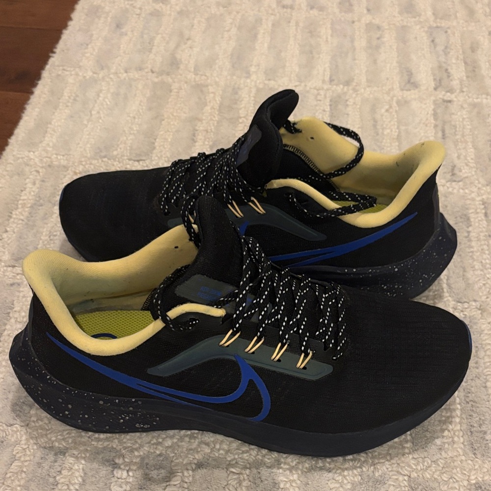 Nike Pegasus women’s/ unisex athletic shoe  EUC women’s size 9.5/ mens size 8.5.